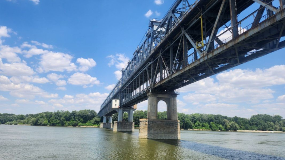Временно затварят Дунав мост