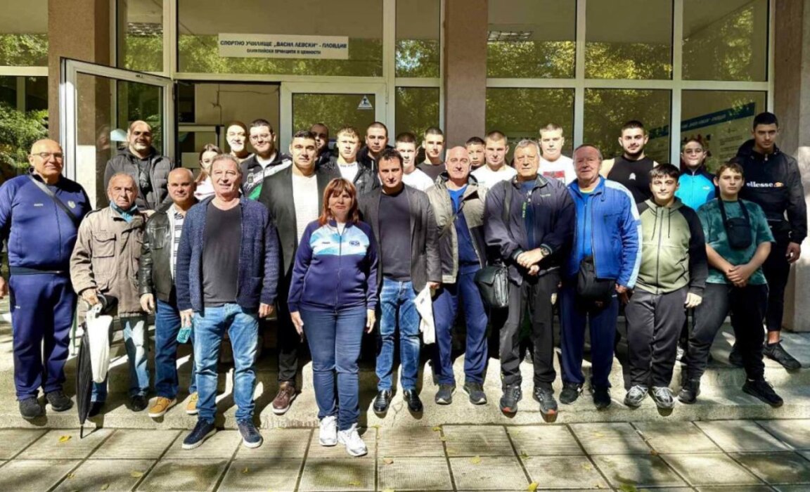 Димитър Георгиев с преподавателите от спортното училище