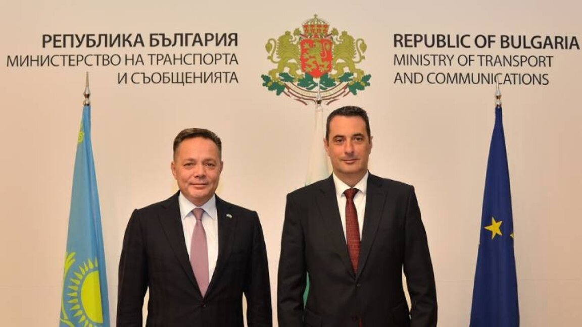 Ministrul Transporturilor și Comunicațiilor, Georgi Gvozdeykov, și ambasadorul Kazahstanului, E.S. Viktor Temirbaiev