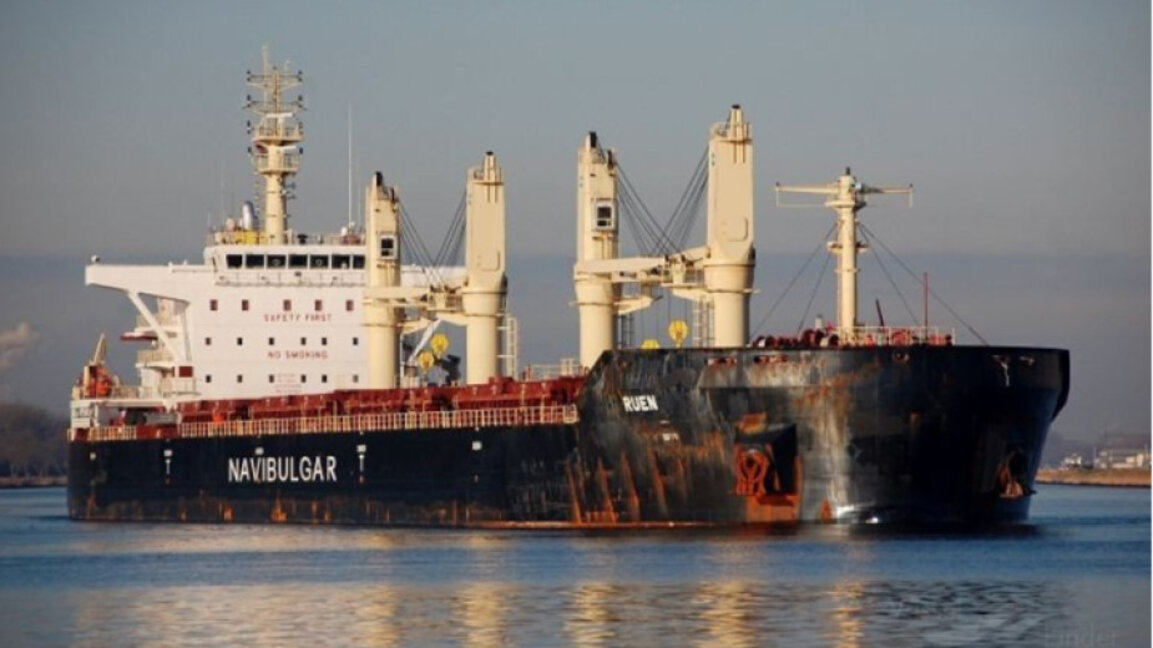 Индийские ВМС освободили моряков судна “Руен"