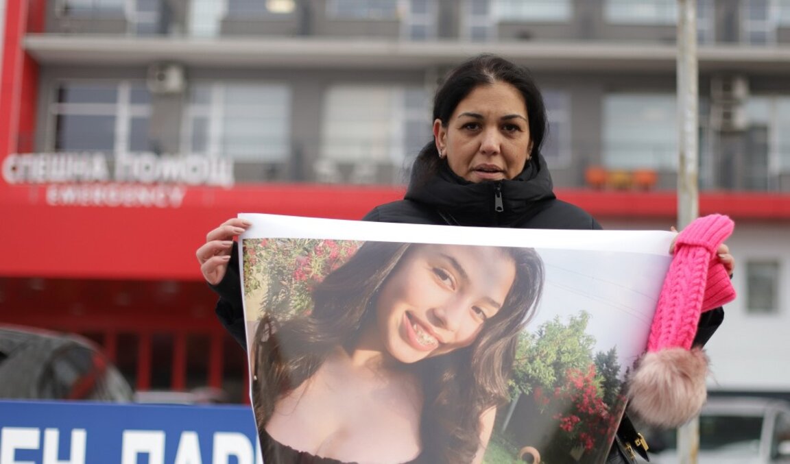 Майката на 15-годишната Даная - Ани Стоянова, на протест пред "Пирогов" - 22 януари 2024 г.