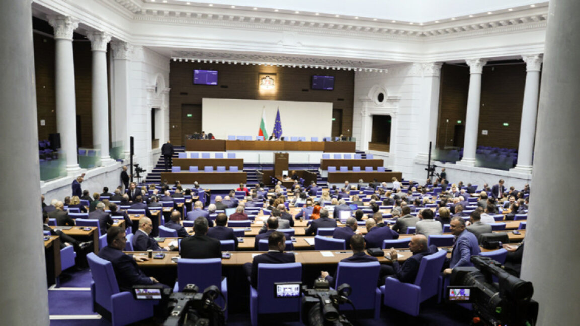 Депутатите изслушват трима от новите министри