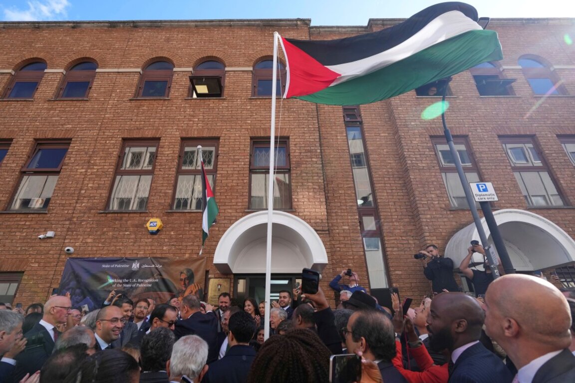 Хусам Зомлот, посланик на палестинската мисия в Обединеното кралство, издига палестинско знаме по време на церемония в Лондон, 22 септември 2025 г