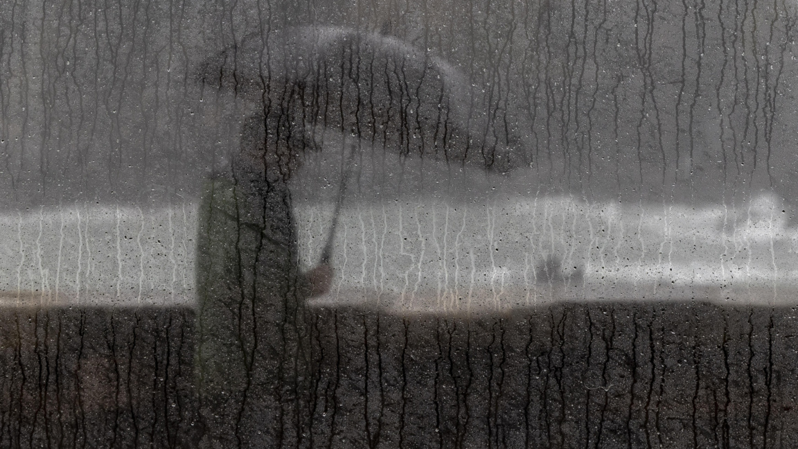 Издирват шофьор на потънал автомобил след буря в Барселона