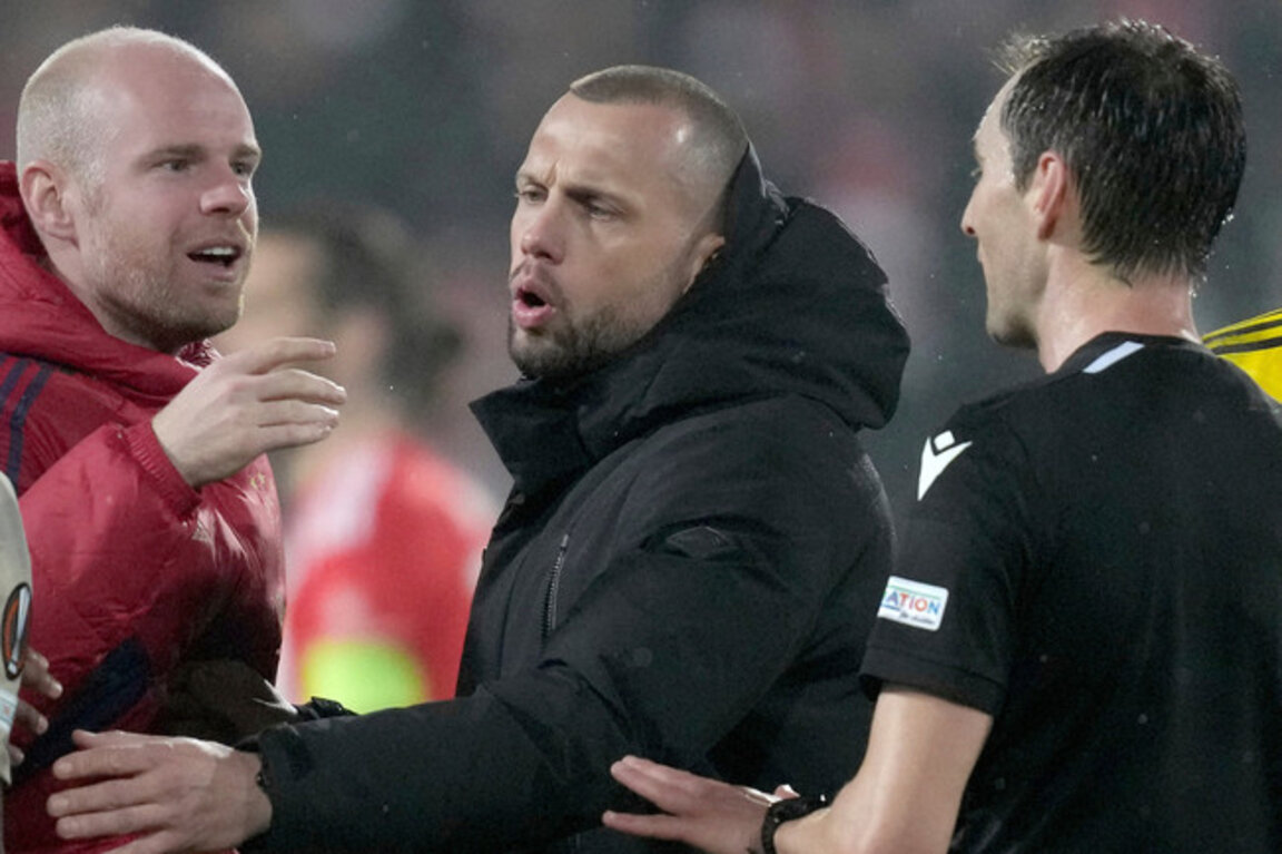 Джони Хейтинга официално пое Аякс