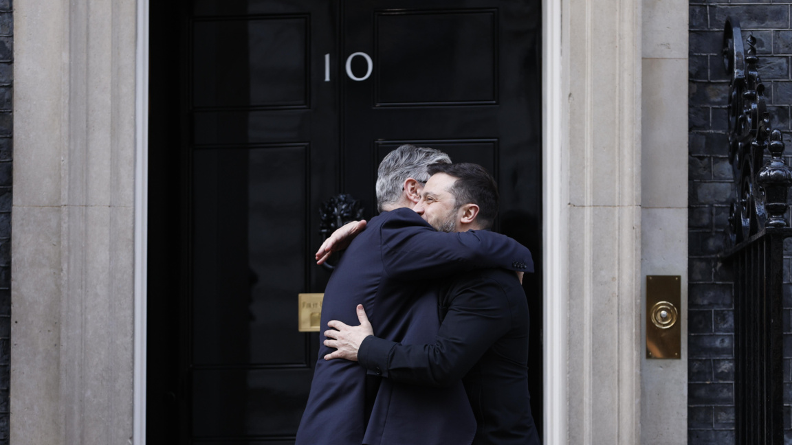Президентът на Украйна Володомир Зеленски (вдясно) и премиерът на Велокобритания Киър Стармър
