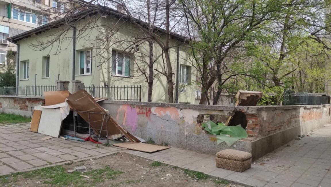 Бездомници и наркомани се настаниха в общинска сграда