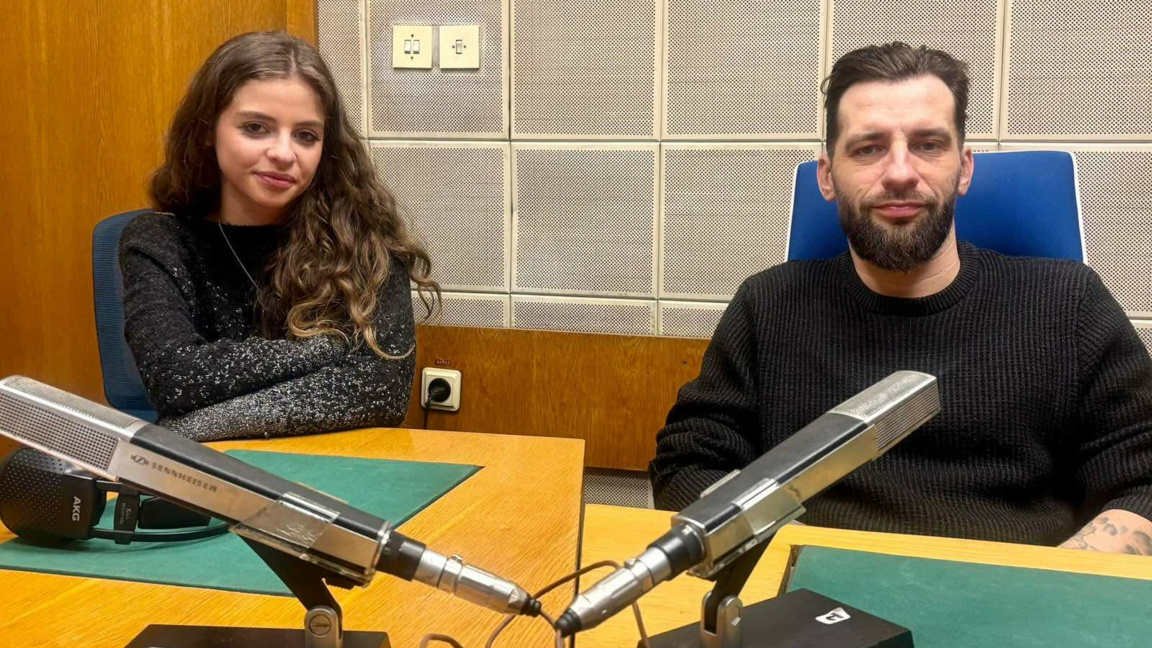 Радо Кузманов – да провокираш мрежата с табела, розов халат и стил