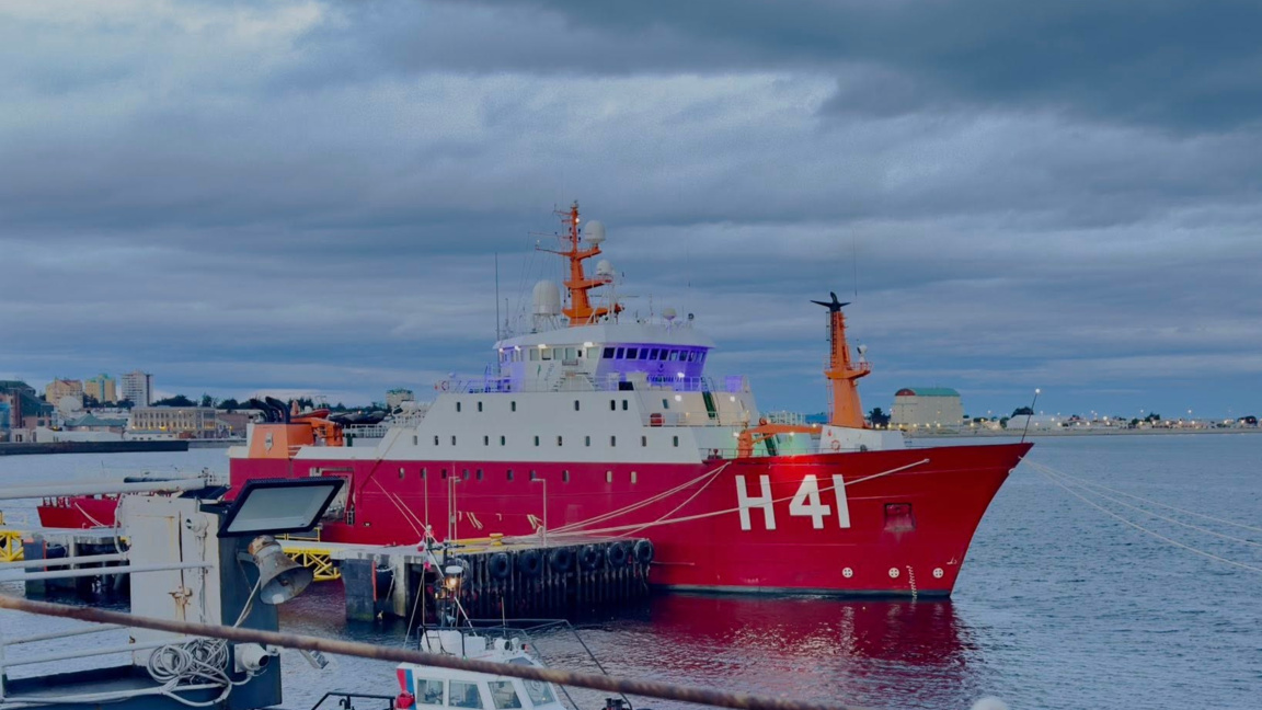 Българският кораб "Св. св. Кирил и Методий" премина протока Дрейк