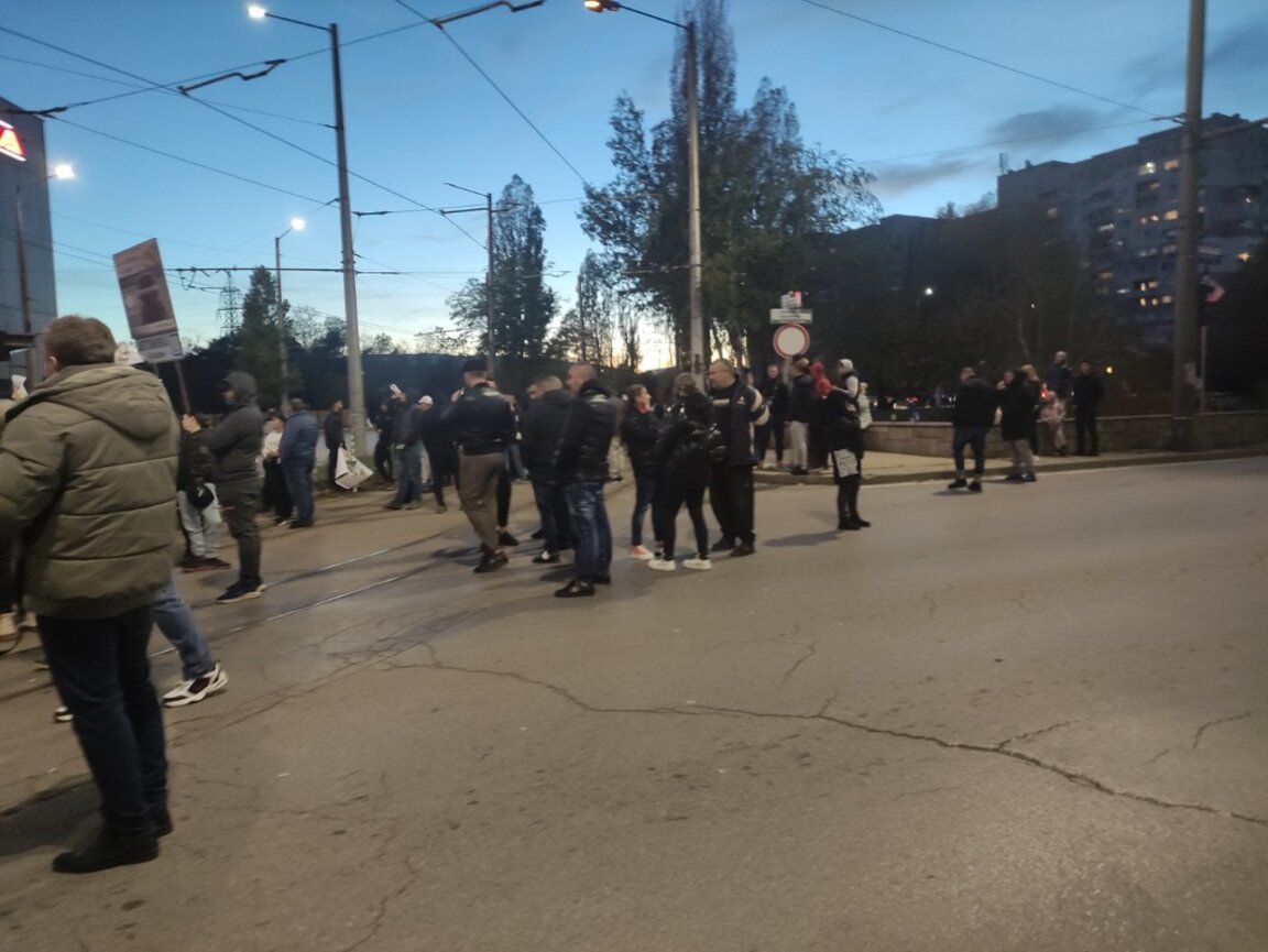 Жители на столичния квартал "Люлин" протестират заради кризата с извозването на боклука