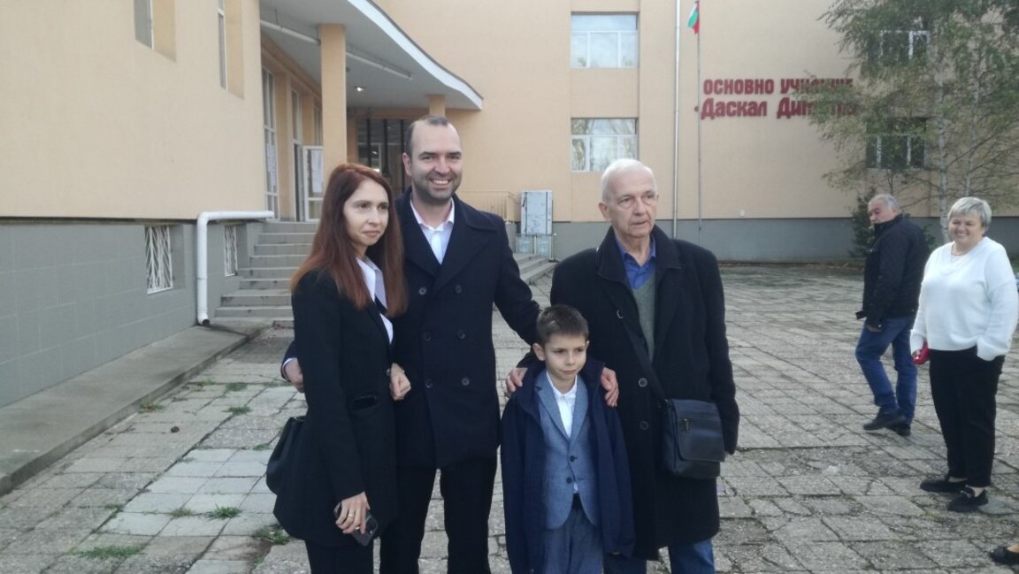 Новоизбраният кмет на Кюстендил инж. Огнян Атанасов със съпругата си, едното си дете и баща си