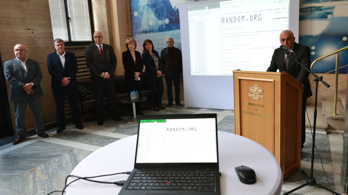 10 март 2026 г. В Министерството на електронното управление публично се изтеглят номерата на машините за гласуване, които се удостоверяват за съответствие. На снимката вдясно: служебният министър на електронното управление Георги Шарков.