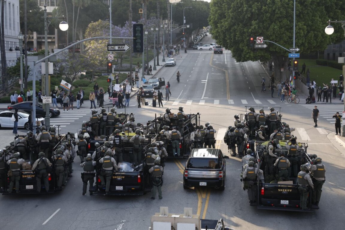 Части на полицията, разположени  в Лос Анджелис, Калифорния, САЩ, 9 юни 2025 г.