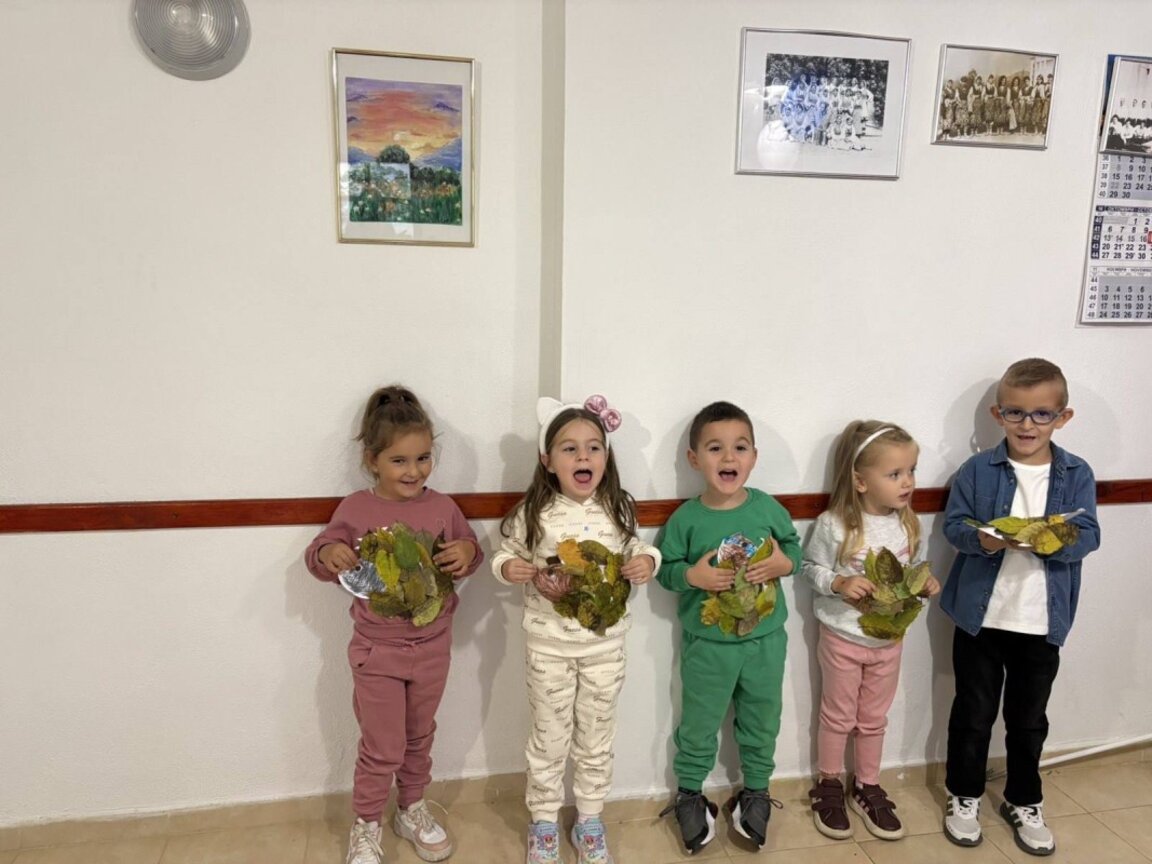 Деца творят в пенсионерския клуб в петричкото село Коларово