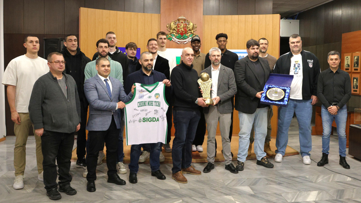 Кметът на Варна връчи плакет на Черно море