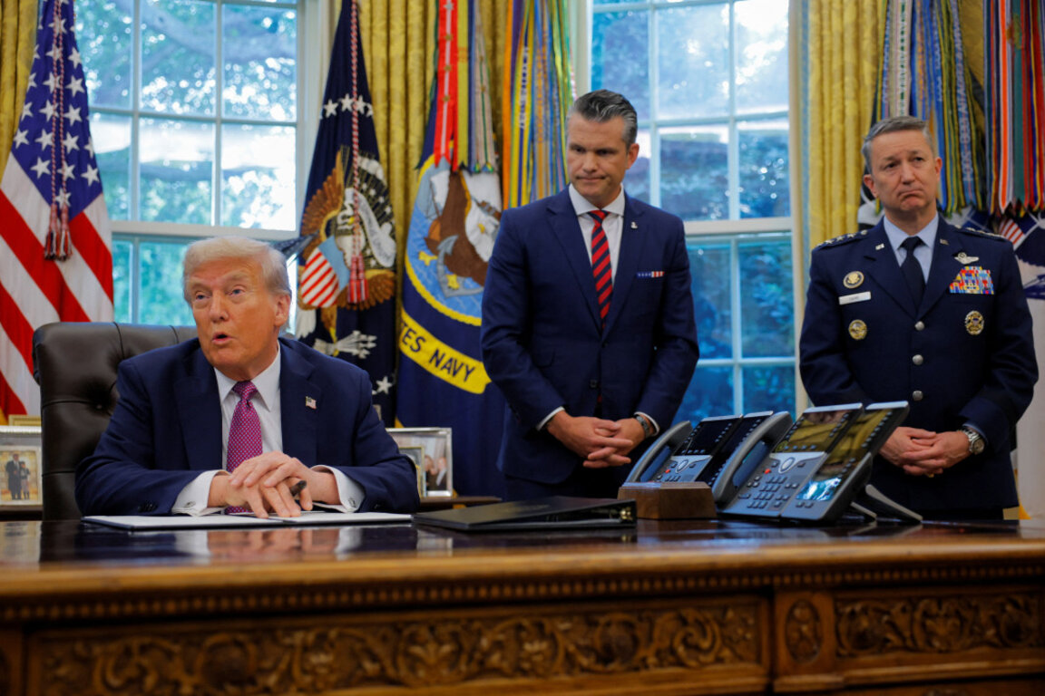 Американския президент Доналд Тръмп в Овалния кабинет при подписване на указа в присъствието на ръководителят на Пентагона Пийт Хегсет.