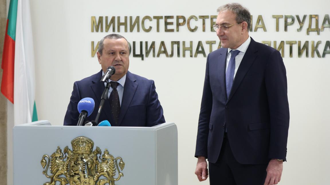 El ministro interino de Asuntos Sociales Hasan Ademov y Borislav Gotsanov, ministro saliente