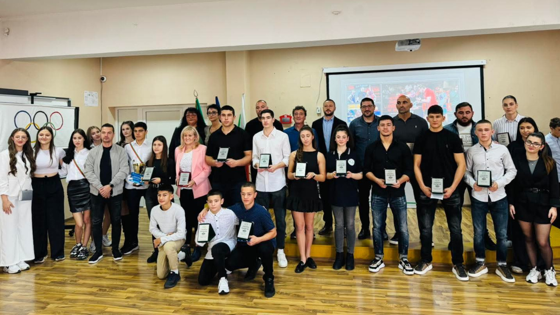 Отличиха първенците на спортното училище във Враца