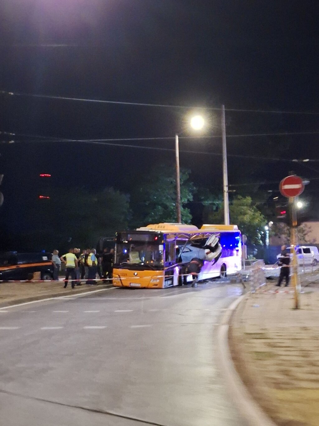 Тежка катастрофа между автомобил и автобус на градския транспорт в София