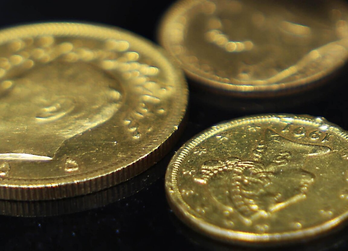 Цената на златото расте, за кратко днес надхвърли 3500 долара за тройунция