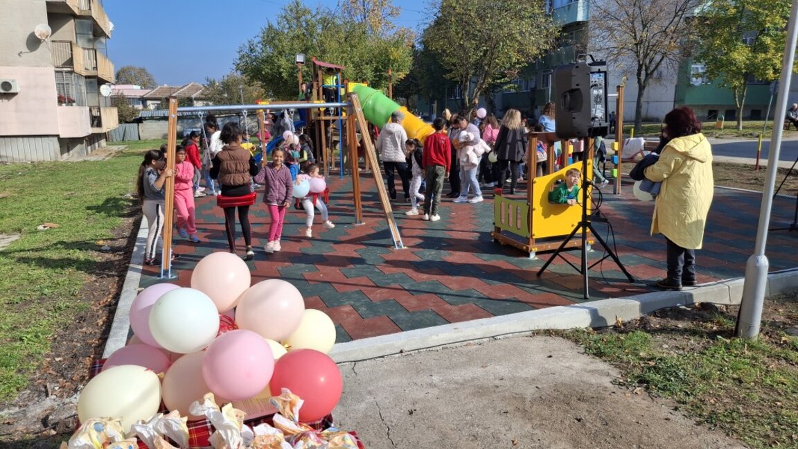 Нова площадка радва децата на Болярово