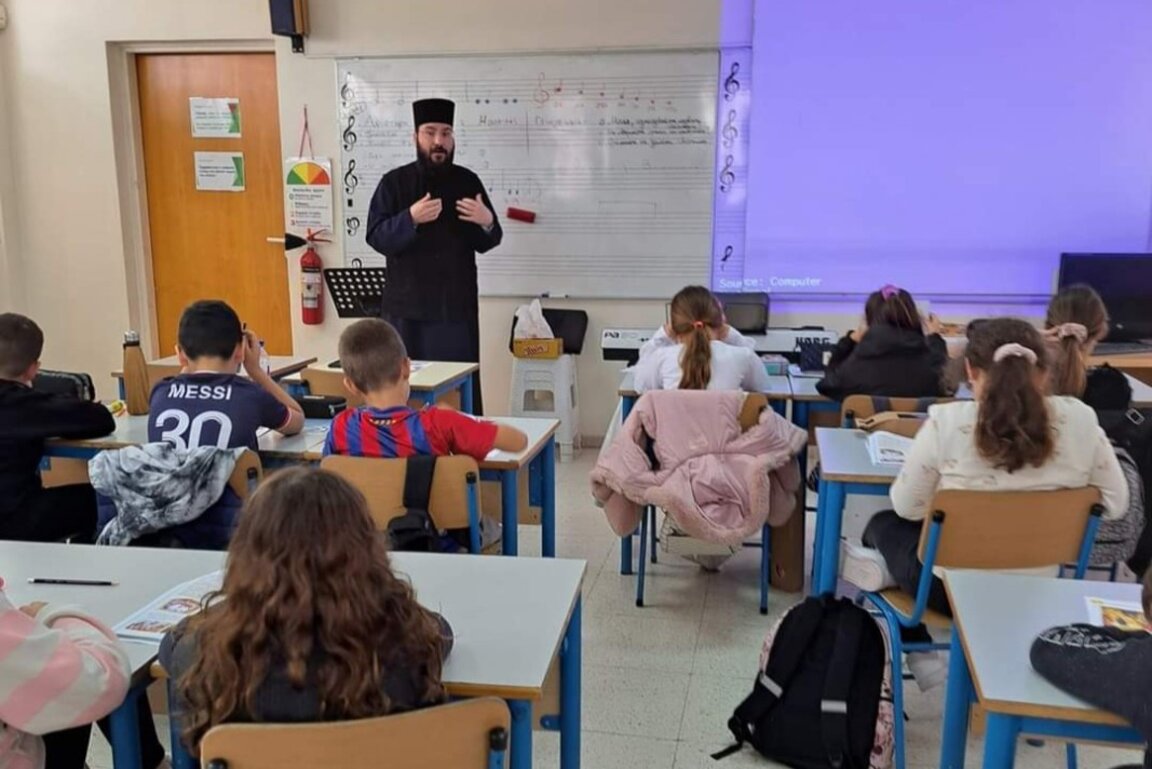 Час по религия, воден от отец Максим от известния кипърски манастир Кикос