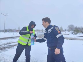 Полицаи и огнеборци в преспите