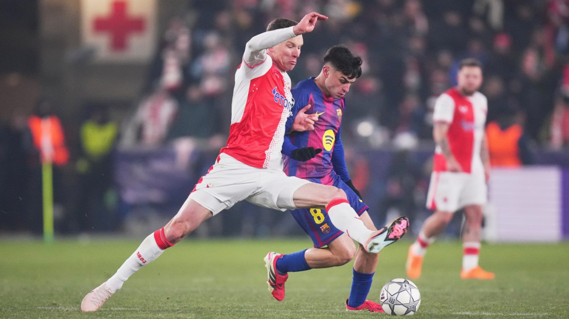 Педри (с топката) се контузи снощи в Прага.