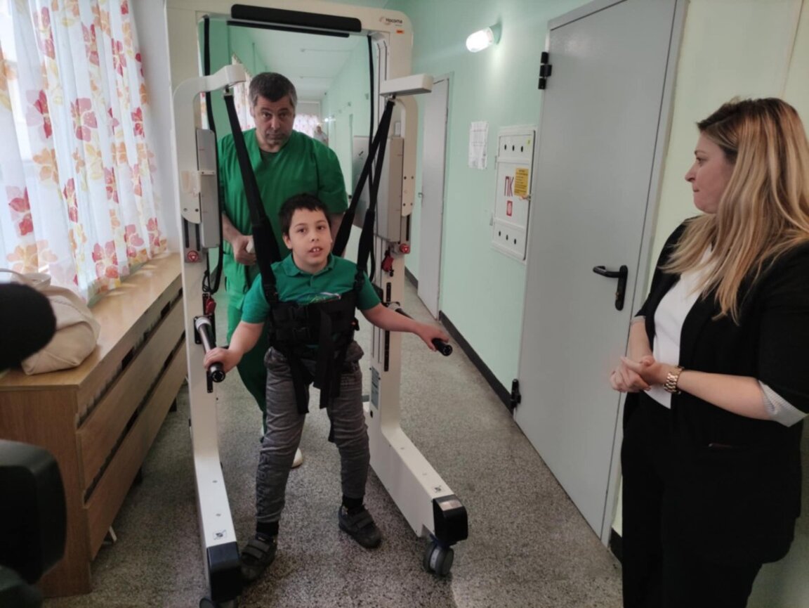 Високотехнологичен робот ще помага във Варна на деца с проблеми в моториката да проходят