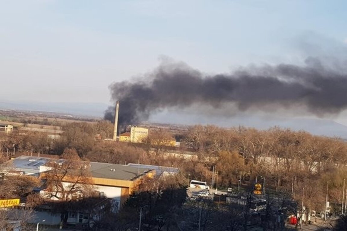 Запалени гуми отново обгазиха "Кършияка"