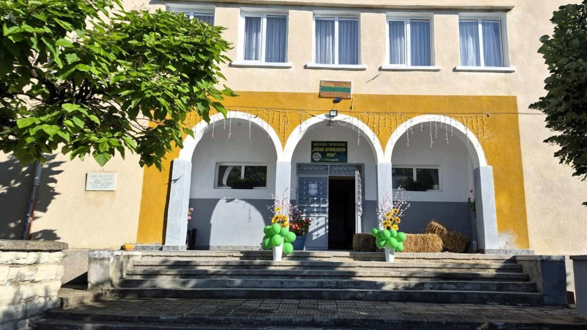 Пчеларово кипи от подготовка за събора