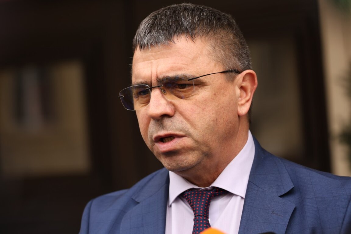 Министърът на вътрешните работи Атанас Илков