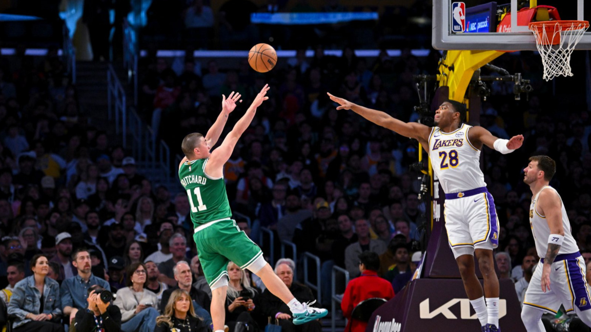 Причард от Бостън стреля към коша на Лос Анджелис.