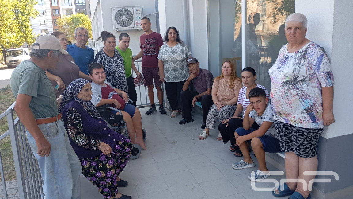 Наематели на социални жилища в Кърджали на протест