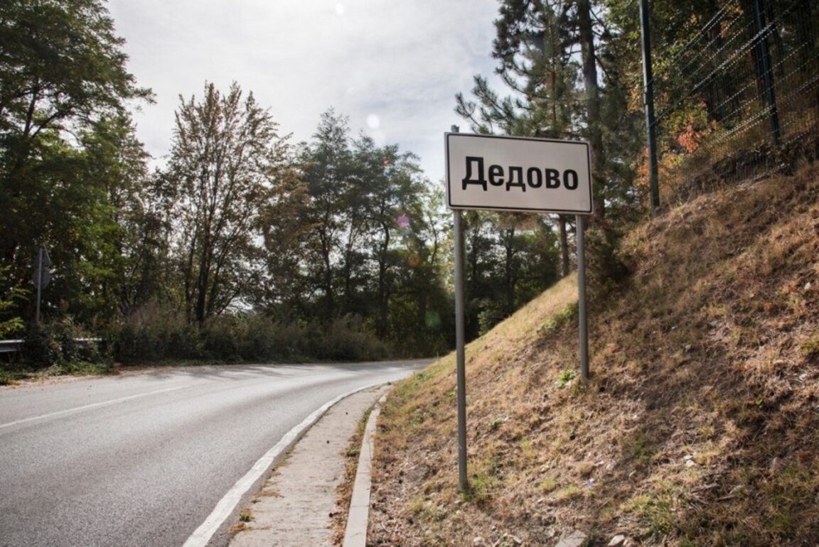 Чистят храсти край пътя Храбрино - Дедово