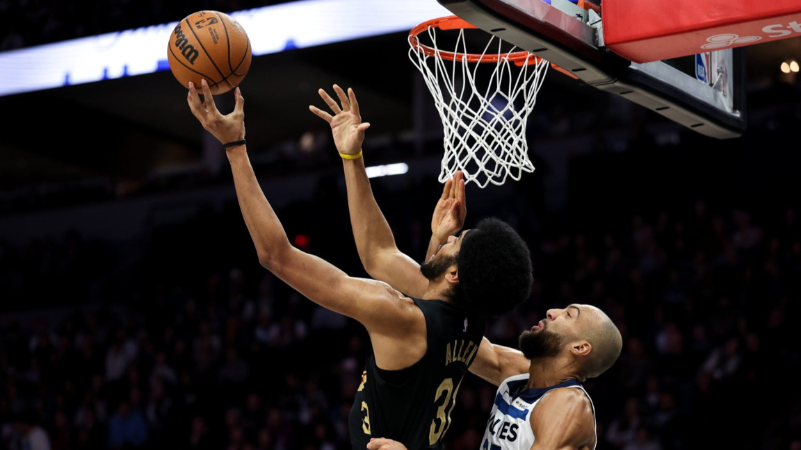 Алън от Кливланд стреля в коша на Минесота въпреки съпротивата на Гобер.