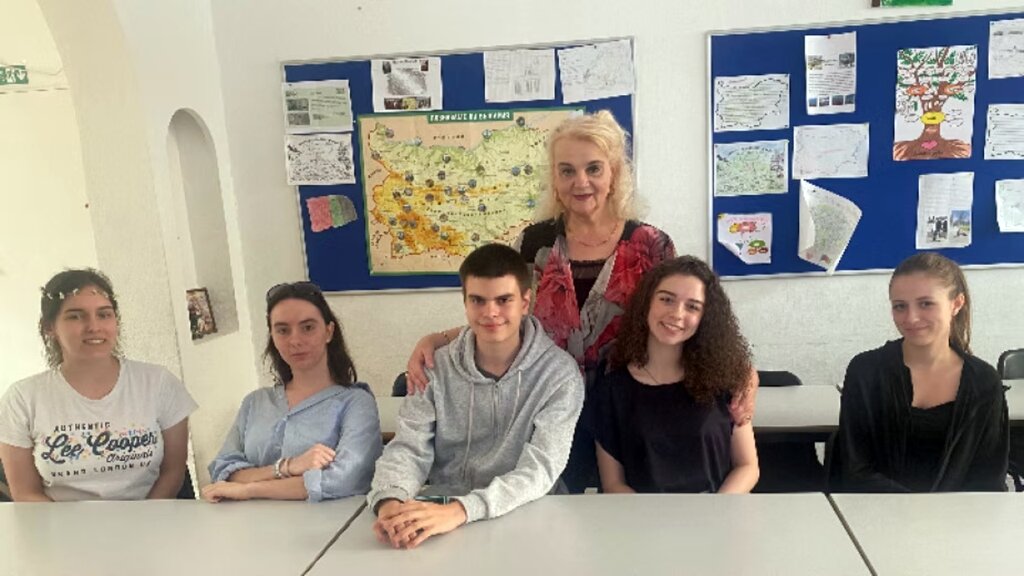 Здравка Момчева и нейни ученици от гимназиалните класове