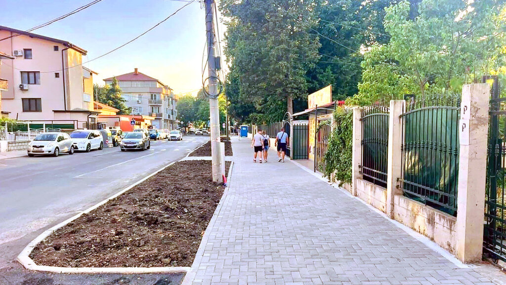 Обновени са тротоарите около ОУ „Христо Ботев“ в бургаския кв. „Сарафово“