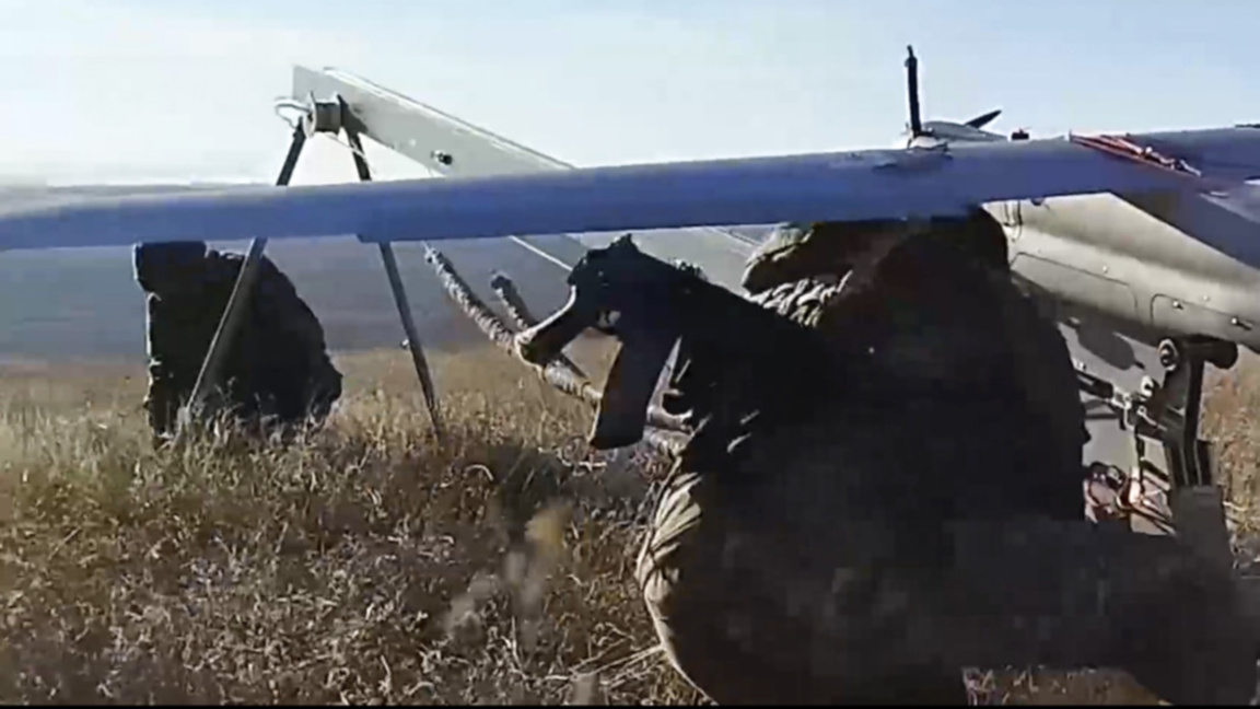 Руски военнослужещи подготвят дрон "Орлан-10" на неразкрито място в Украйна.