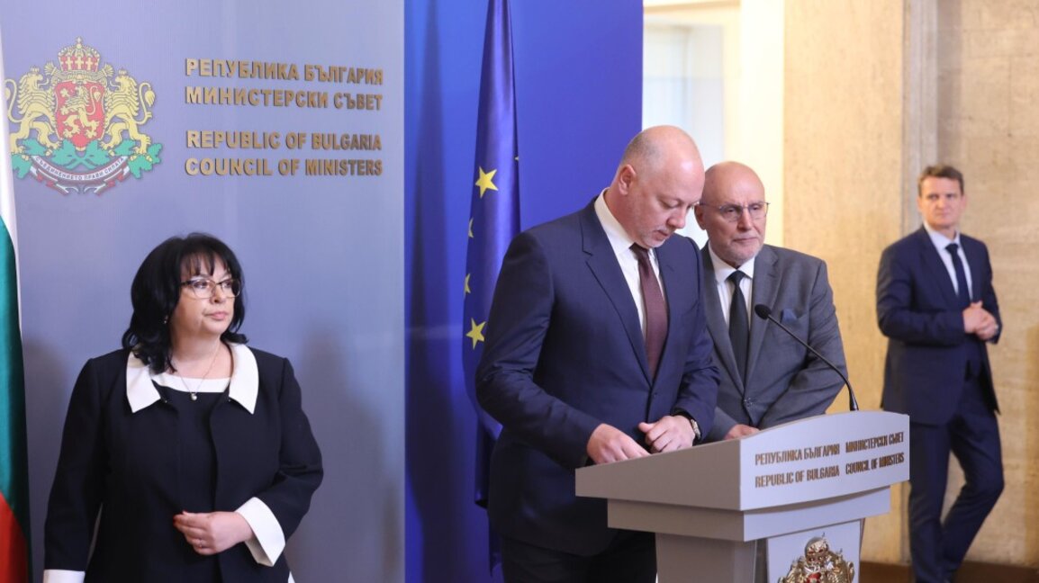 Nga e majta në të djathtë - ministrja e financave Temenuzhka Petkova, kryeministri Rosen Zheljazkov, guvernatori i Bankës Kombëtare Bullgare Dimitër Radev