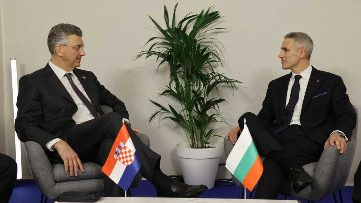 Министър-председателят Андрей Гюров и хърватския му колега Андрей Пленкович обсъдиха мерки срещу повишаването на цените на горивата с оглед ситуацията в Иран и затрудненията в корабоплаването през Ормузкия проток. Двамата проведоха среща в рамките на форума за ядрена енергетика в Париж -  10 март 2026 г.