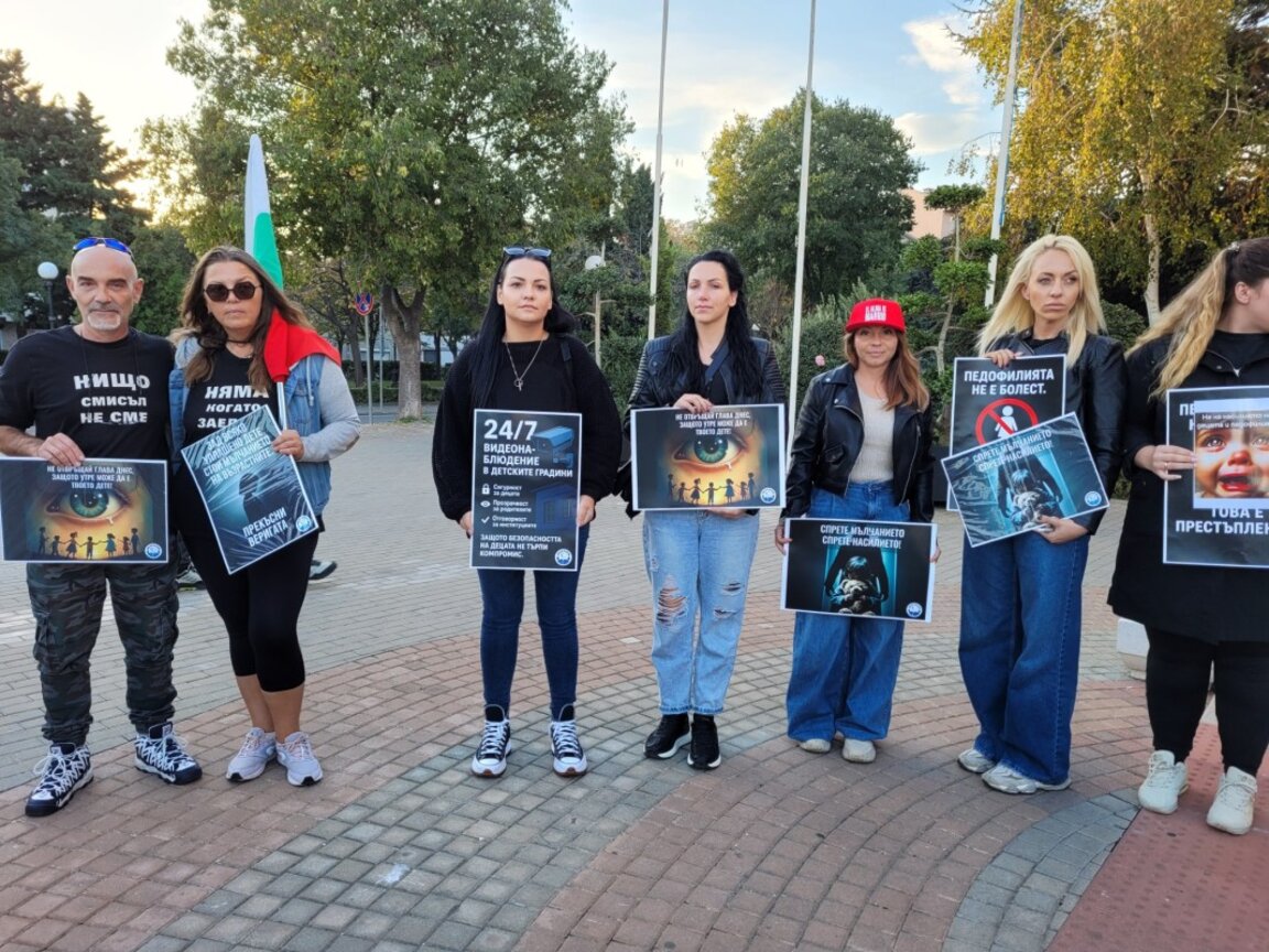 Протест срещу насилието над деца се проведе пред сградата на община Поморие