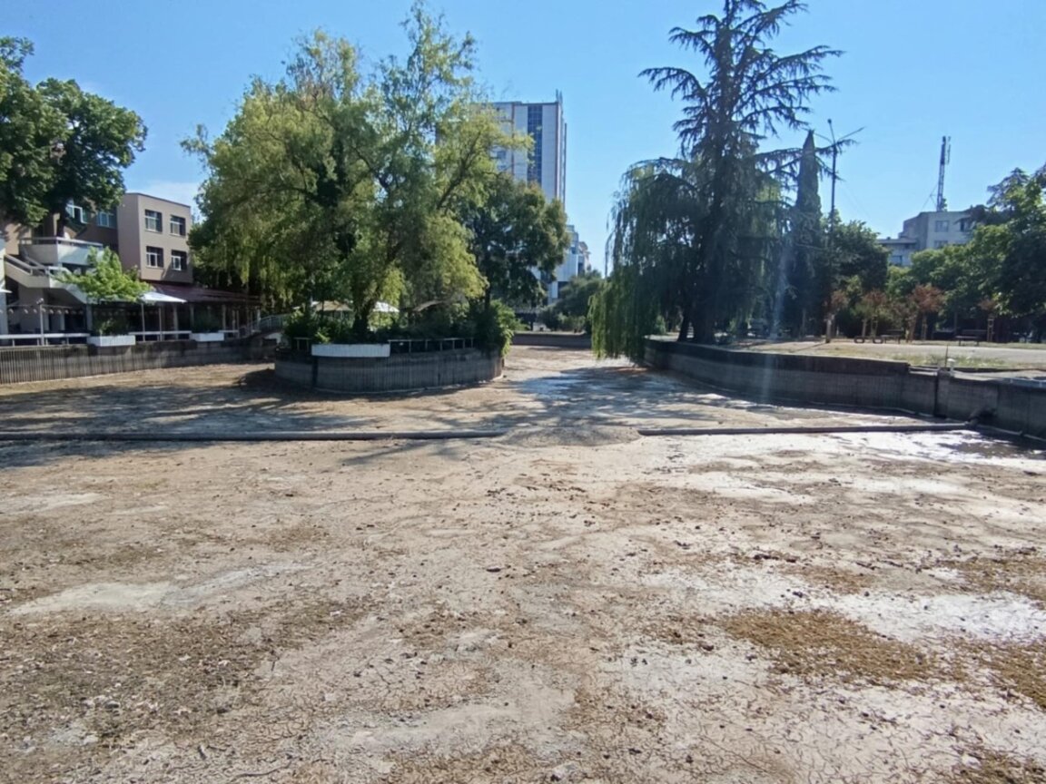 Защо остана без вода общинското езеро в парк "Капсамунов"?