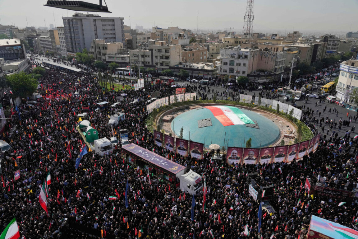 В Иран се проведе държавно погребение на учени и командири, убити при израелските удари