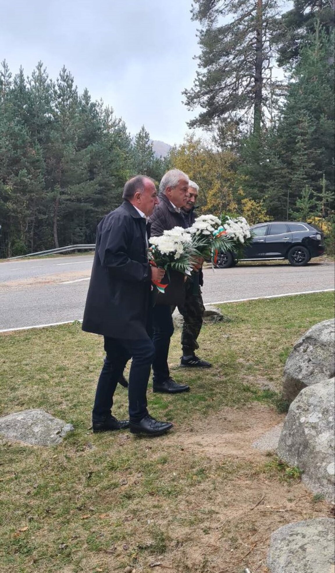 Поклон и цветя пред Гоце Делчев