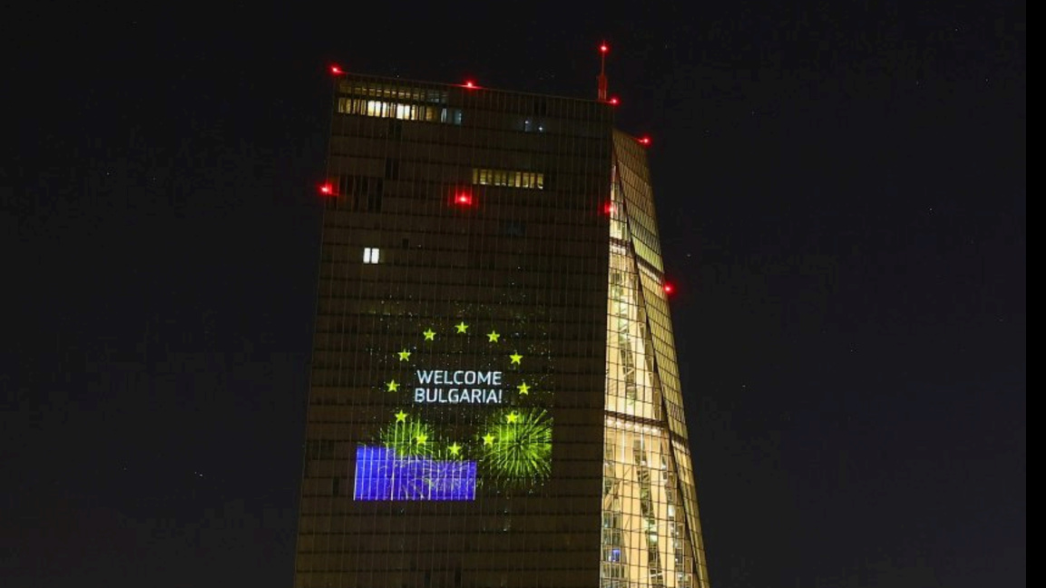 "Bienvenue, Bulgarie" sur la façade de la BCE à Francfort du 1er au 11 janvier