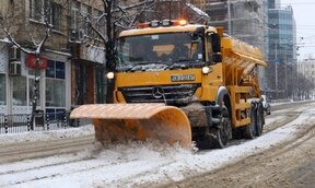 103 машини чистят снега в София, спряна е автобусна линия