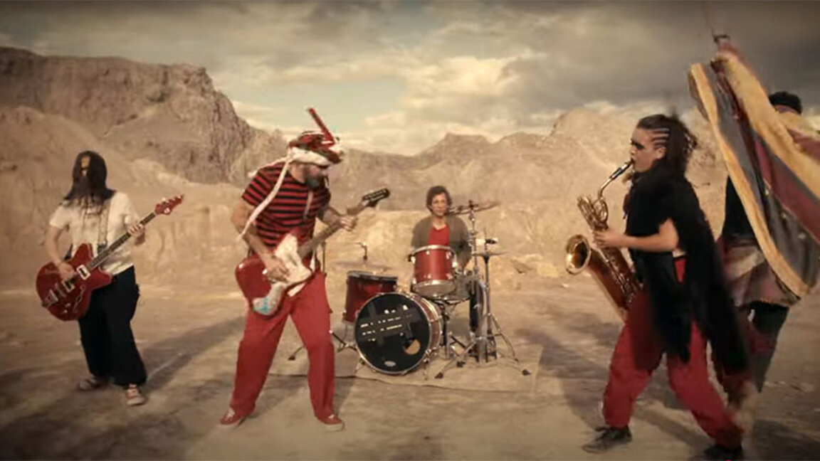 Кадър от видеото към новата песен