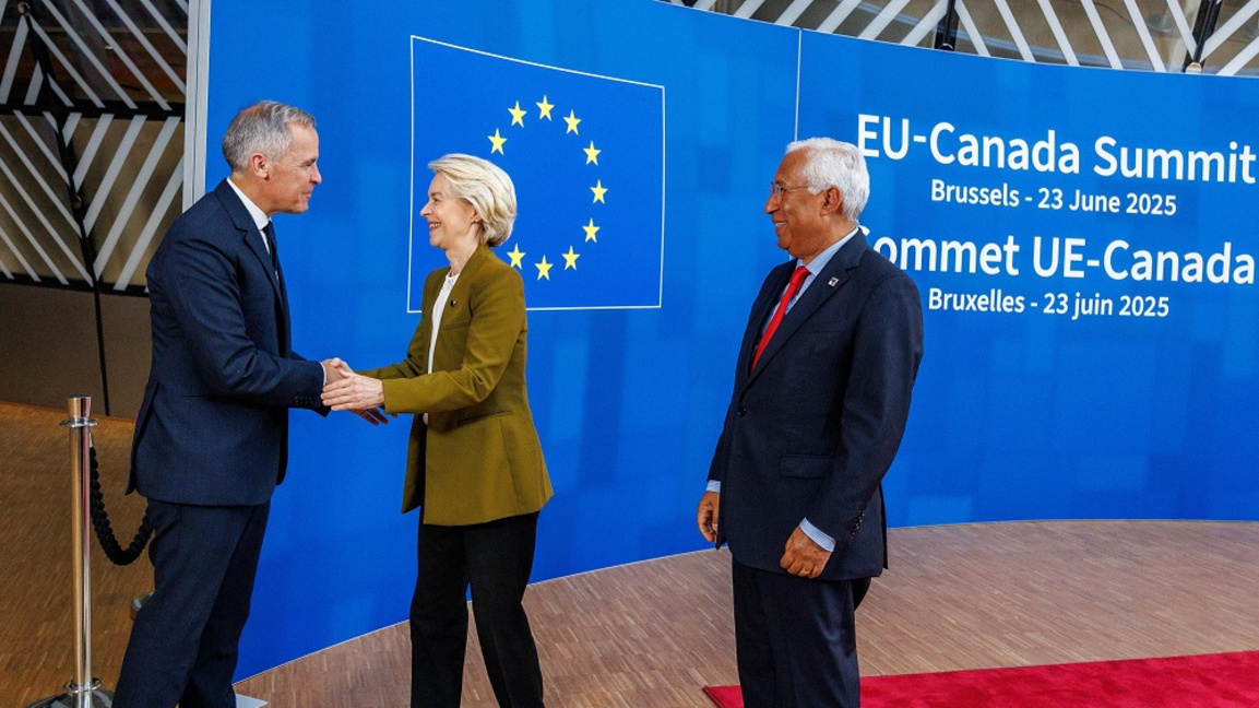 Канадският премиер Марк Карни с председателката на ЕК Урсула фон дер Лайен и с Антониу Коща, председател на Европейския съвет, 23 юни 2025 г.