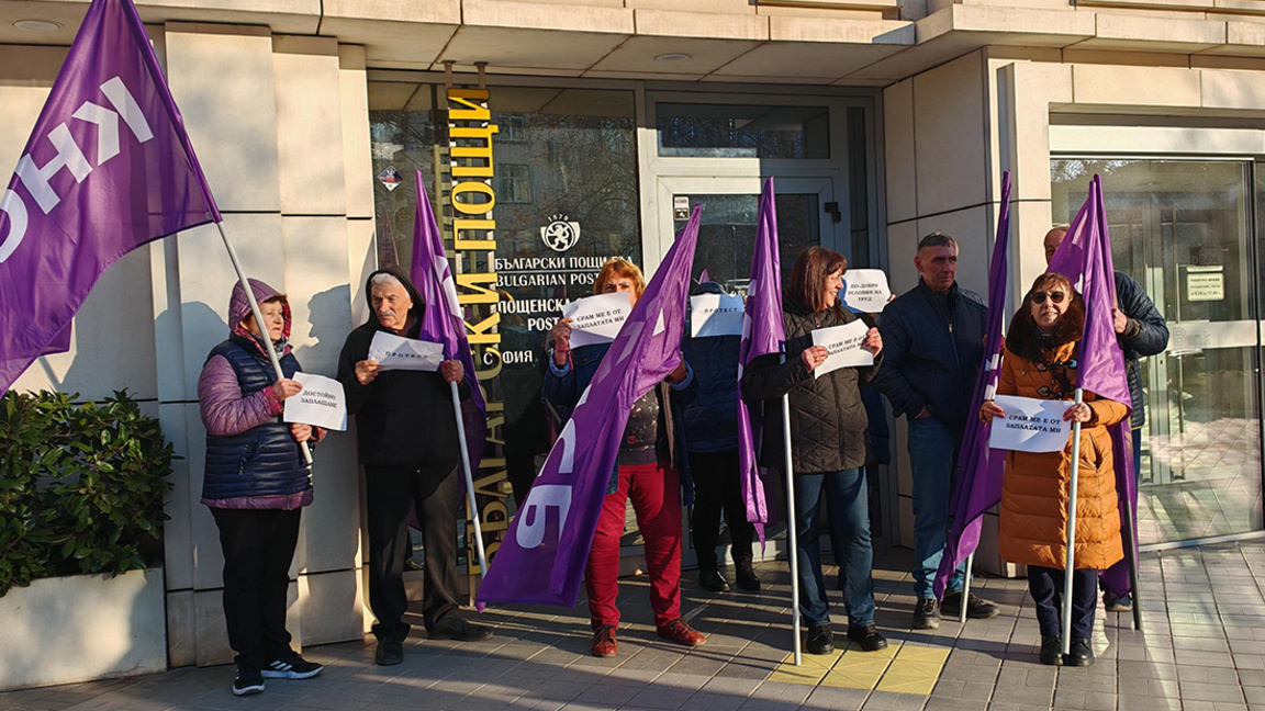 Los empleados de correos protestan por unos salarios más altos